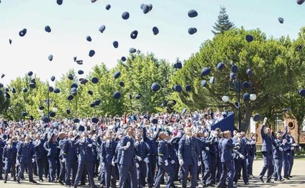 Cospedal preside la entrega de los despachos de la academia del aire