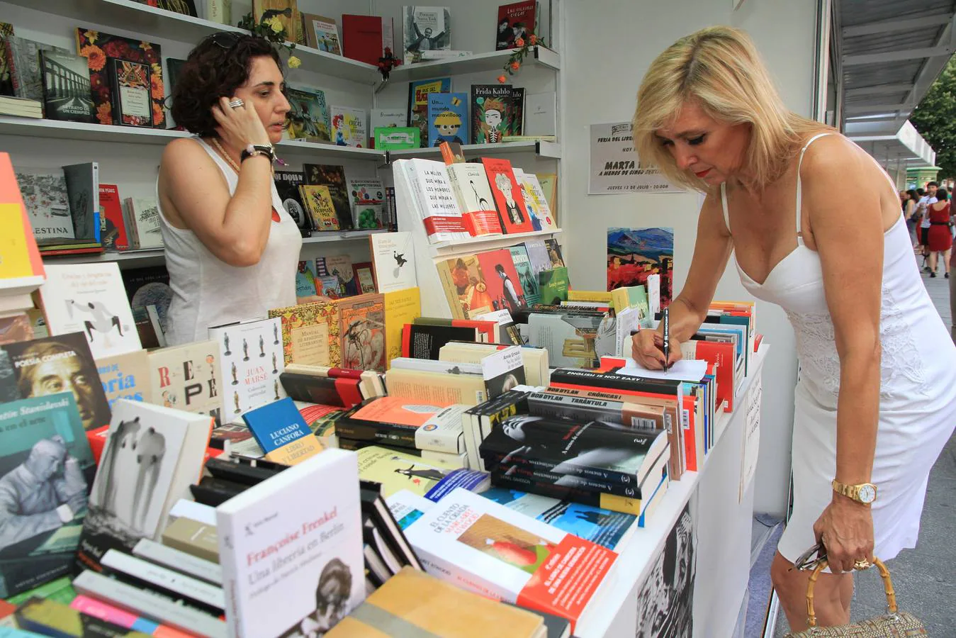 La periodista Marta Robles, en la Feria del Libro de Segovia