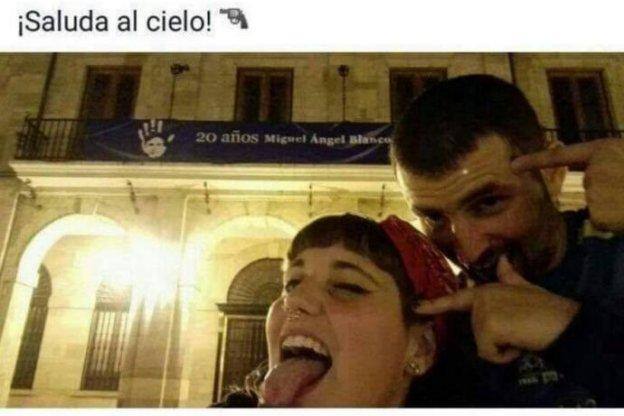 Polémica por fotografiarse ante la pancarta de Miguel Ángel Blanco