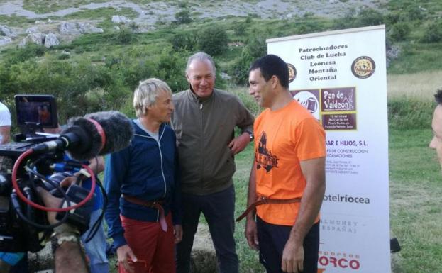 Bertín Osborne se adentra en la montaña con Jesús Calleja