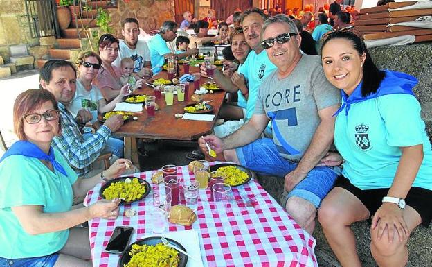 Homenaje a los mayores y paella para iniciar las fiestas