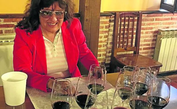 Un jurado de personas ciegas profundiza en los matices del vino