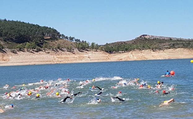 Natación de quilates en el embalse de Aguilar