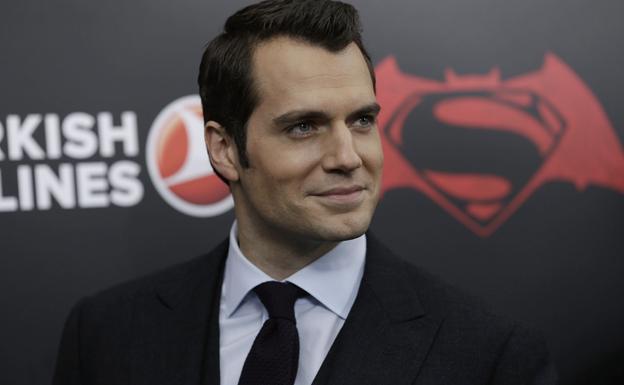 Henry Cavill y Lucy Cork hacen oficial su relación