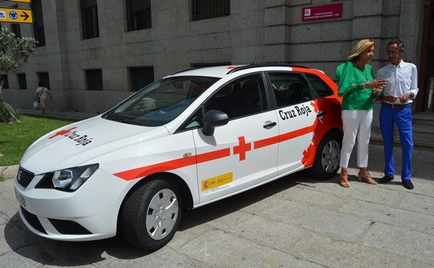 Cruz Roja Ávila recibe un coche para su programa ‘Enrédate’ gracias al IRPF