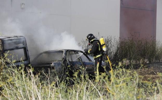Calcinados dos coches abandonados en la calle Bordadores