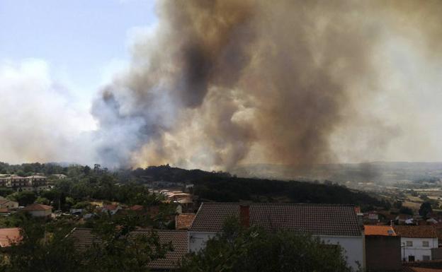 El incendio de Aldeadávila regresa al nivel 1