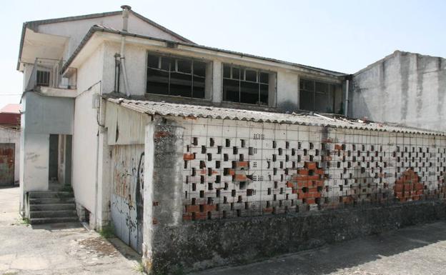 El derribo del viejo matadero de Cuéllar eliminará un foco de suciedad cercano a viviendas