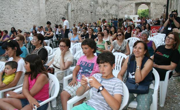 Festeamus se reinventa con una feria de artesanía y productos naturales