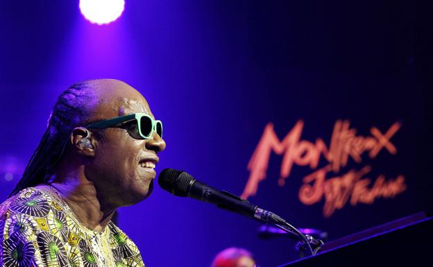 Stevie Wonder pasa por tercera por vez por el altar