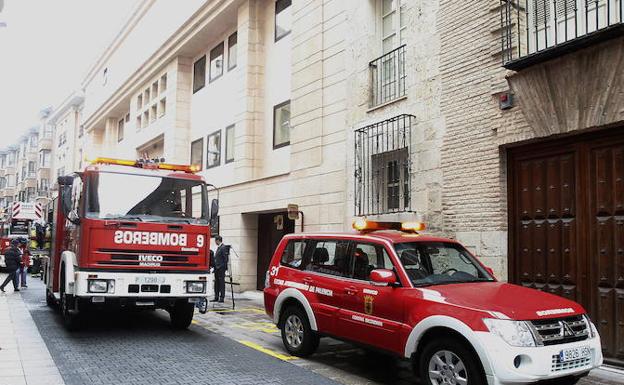 Evacuado un hombre por inhalación de humo en una casa de Candeleda