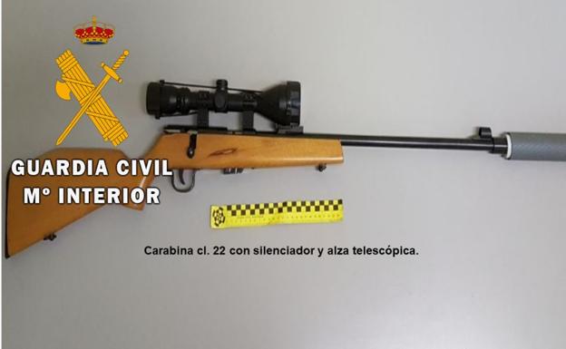 Intervienen una carabina con silenciador y mira telescópica en un control en Salamanca