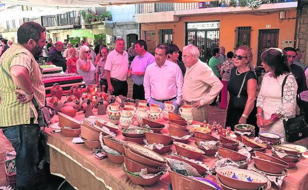 La artesanía y la cultura dinamizan el pueblo con un aluvión de visitantes