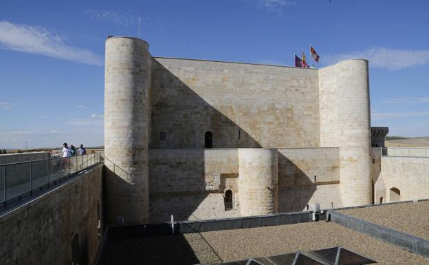 El castillo de Fuentes de Valdepero recibe 1.800 visitas en un día