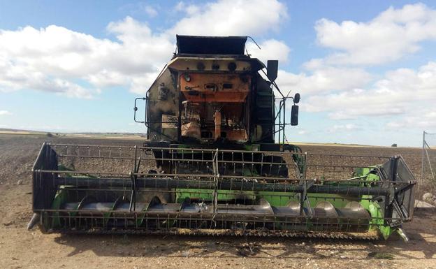 Queman una cosechadora y un tractor en Sacramenia