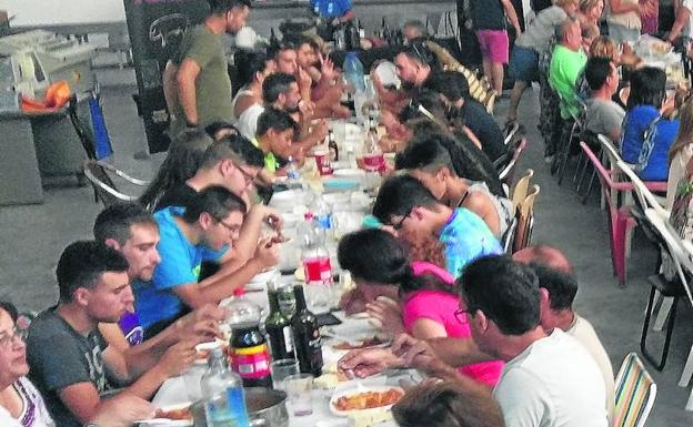 Unas 250 personas se dan cita en la comida solidaria de la Feria de la Cereza