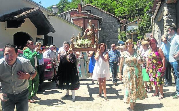 La generosidad de los madroñalejos queda patente en el ofertorio a Santa Ana