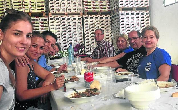 Los vecinos de Madroñal despiden las fiestas de Santa Ana con buen sabor de boca
