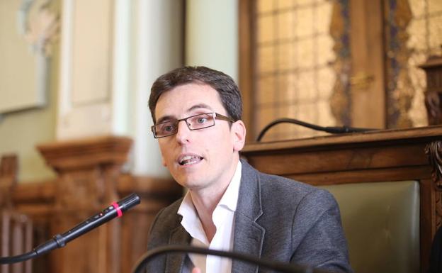 El PSOE considera lógica la «imputación» a León de la Riva y dos ediles del PP