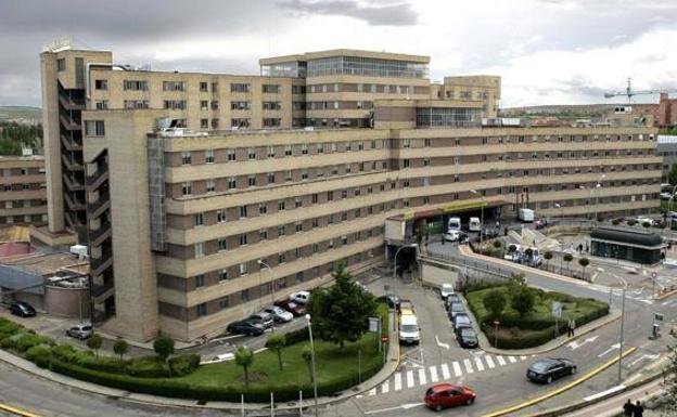 Herida grave una motorista al chocar contra un turismo