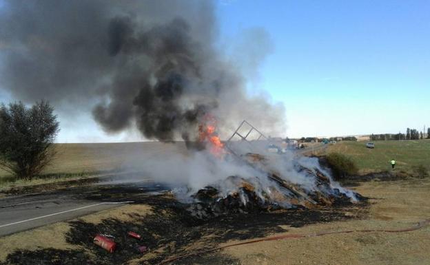 Arde un tractor cargado de pacas de paja en Villasirga