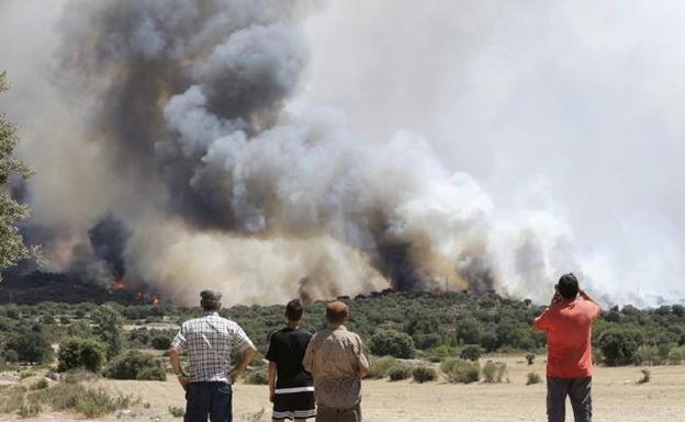 Un fuego mantiene en vilo a la comarca de Aliste y obliga a evacuar Bermillo de Alba