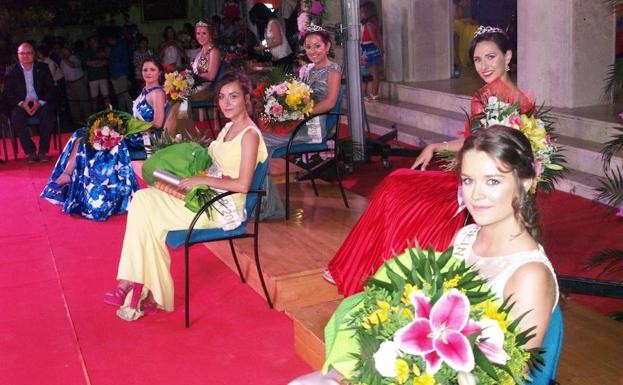 Íscar descorcha sus fiestas con una concurrida coronación de las reinas