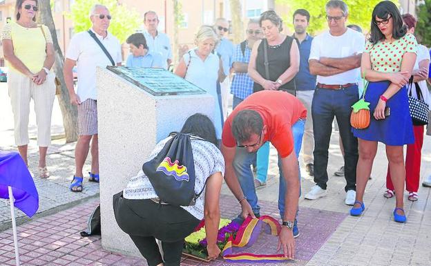 Flores tricolores para el alcalde de la II República