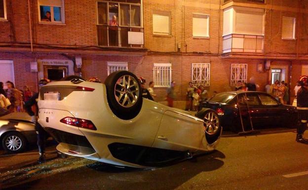 Heridas dos personas tras el vuelco de un turismo en la calle Tirso de Molina