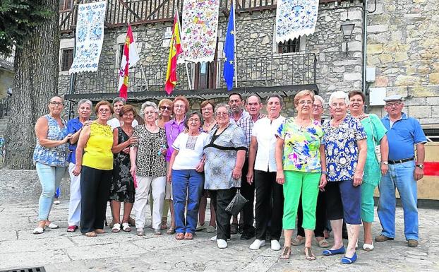 Homenaje a las personas que han elaborado los estandartes