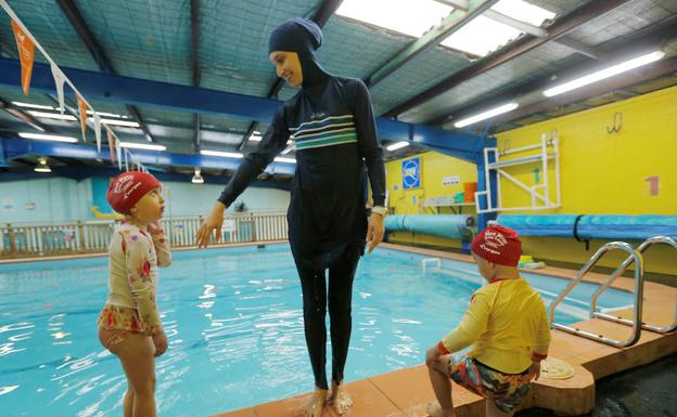 Una mujer con burkini obligada a pagar la desinfección de una piscina