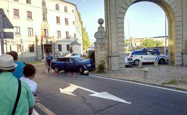 Varios jóvenes, uno de ellos menor, empotran un coche en la Puerta de Madrid
