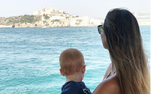 Helen Lindes y Rudy, de vacaciones en el mar