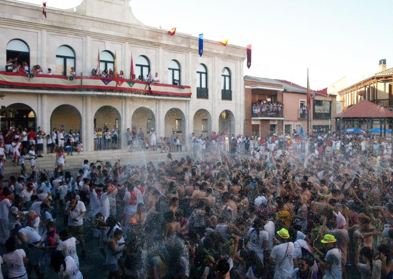 La espuma de un millar de botellas de cava descorcha la fiesta en Íscar