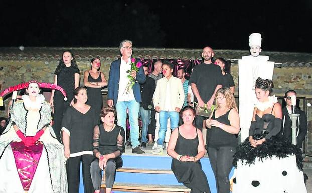 Peluquería, moda y teatro se dan la mano en el espectáculo de Jesús Sierra