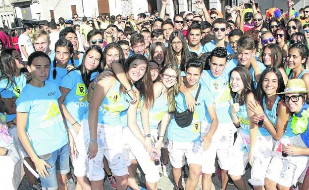 Las peñas inauguran las fiestas en Campaspero con un animado desfile