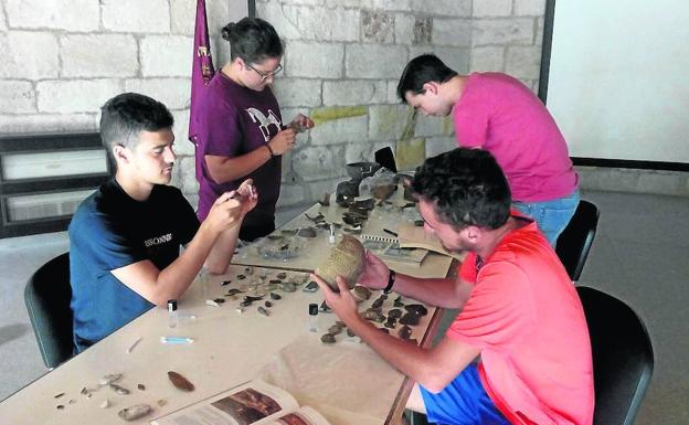 Los alumnos realizan trabajos estivales en el Museo Arqueológico Padre Belda
