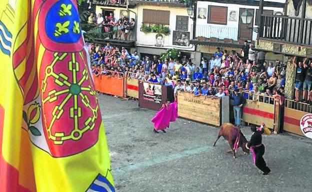 El festejo taurino llena el municipio de visitantes de toda la comarca