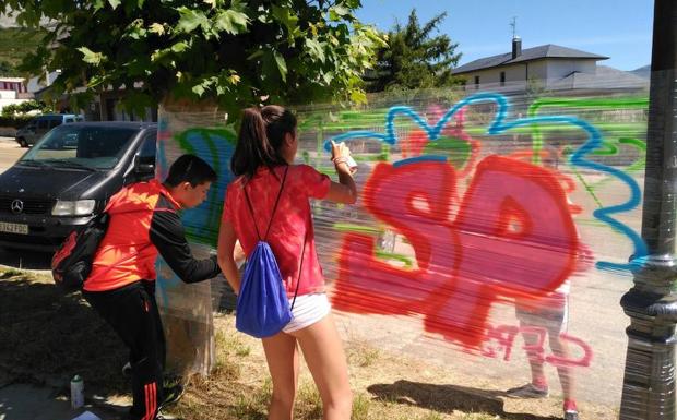 El taller de graffitis de la Diputación de Palencia llega a Santoyo y Tariego