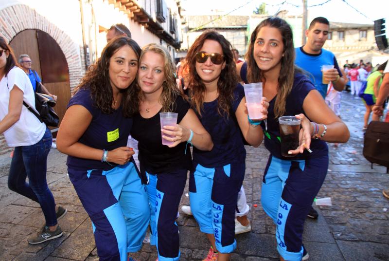 San Lorenzo congrega a cientos de personas en torno al pregón inaugural, el desfile de peñas y la gaseosada