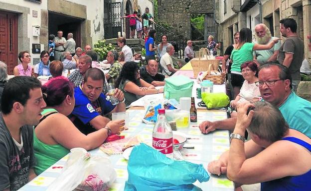 La merienda de hermandad pone fin a las fiestas de la Virgen de las Nieves