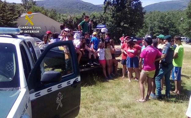 La Guardia Civil celebra una jornada de convivencia con niños en el Lago de Sanabria
