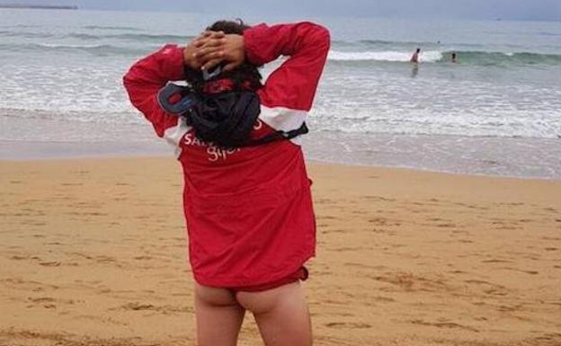 El gesto solidario de un socorrista de Gijón con sus compañeras