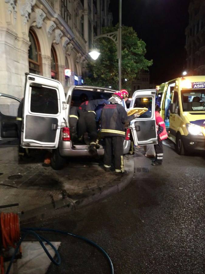 Trasladado a un hospital tras chocar su furgoneta contra una farola en Valladolid