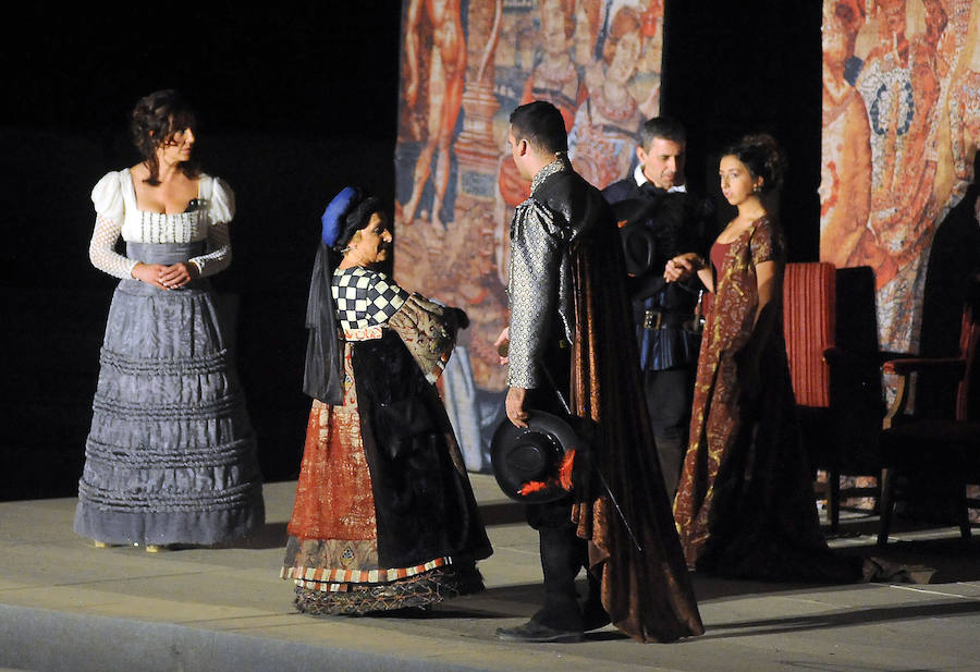 Los vecinos se vuelcan en la recreación del 'Caballero de Olmedo'