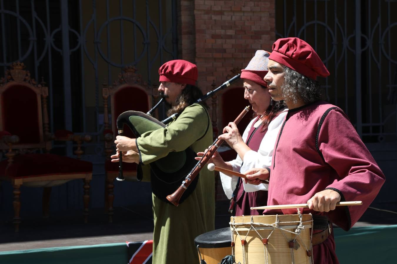 Becerril festeja la visita del emperador