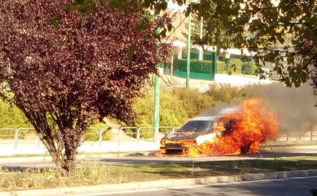 Los Bomberos sofocan el incendio de un coche frente al cuartel de San Isidro
