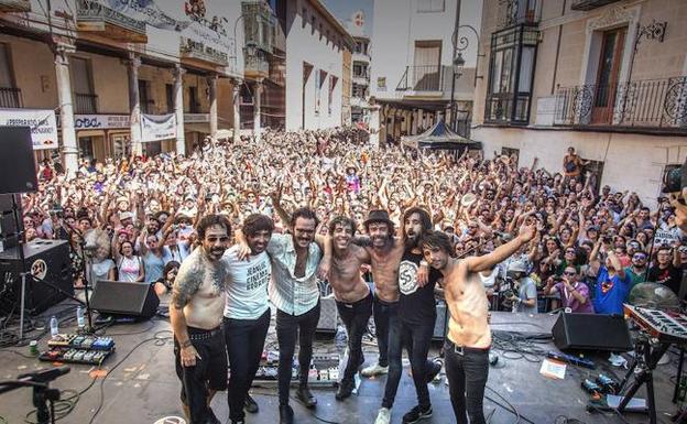 Sidonie homenajea a Supersubmarina como cierre de la Plaza del Trigo