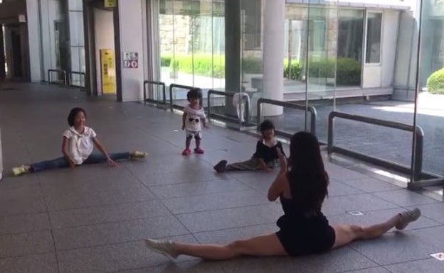 La improvisada y divertida clase de Almudena Cid a unas niñas japonesas