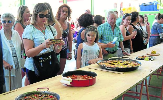 Un concurso de paellas reúne al pueblo para comer